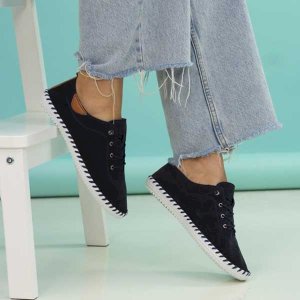 Gusset Plimsolls